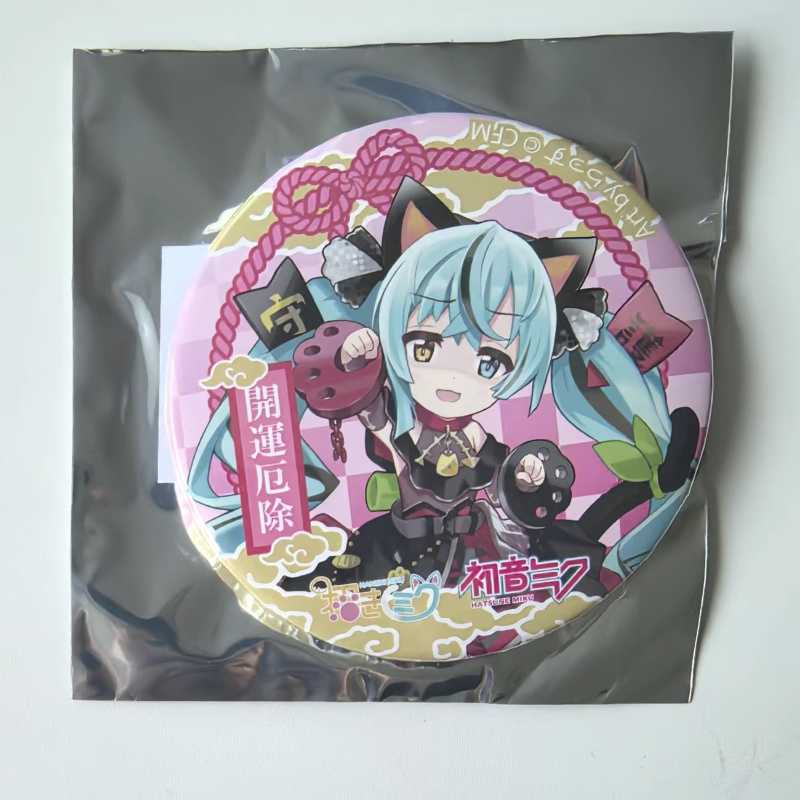Hatsune Miku Lucky Cat Pin – Cute Chibi Miku Badge, Anime Collectible Keychain Gift