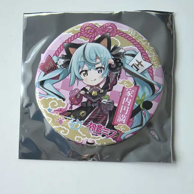 Hatsune Miku Lucky Cat Pin – Cute Chibi Miku Badge, Anime Collectible Keychain Gift