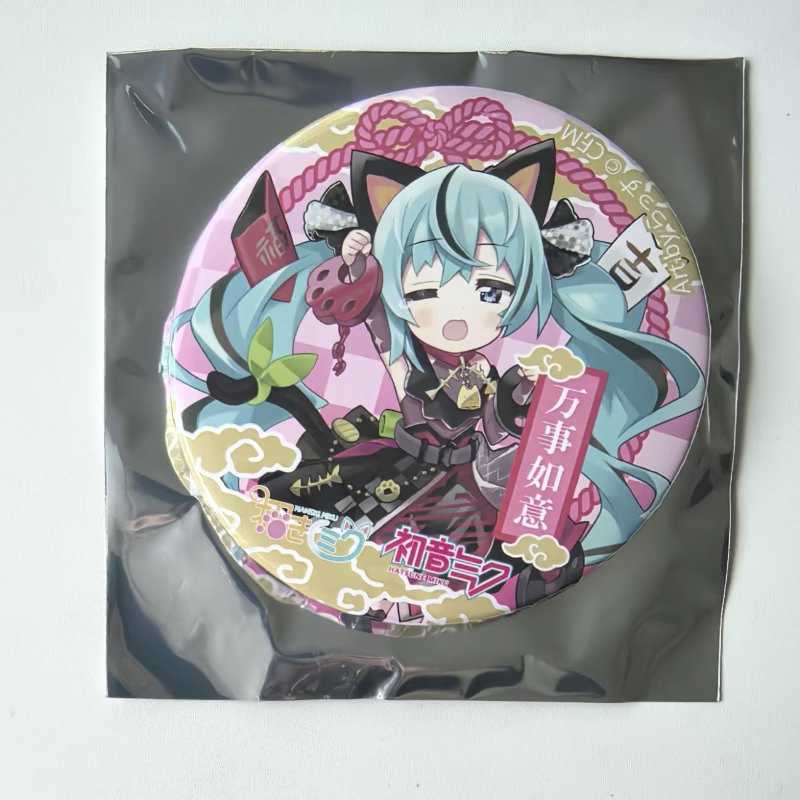 Hatsune Miku Lucky Cat Pin – Cute Chibi Miku Badge, Anime Collectible Keychain Gift
