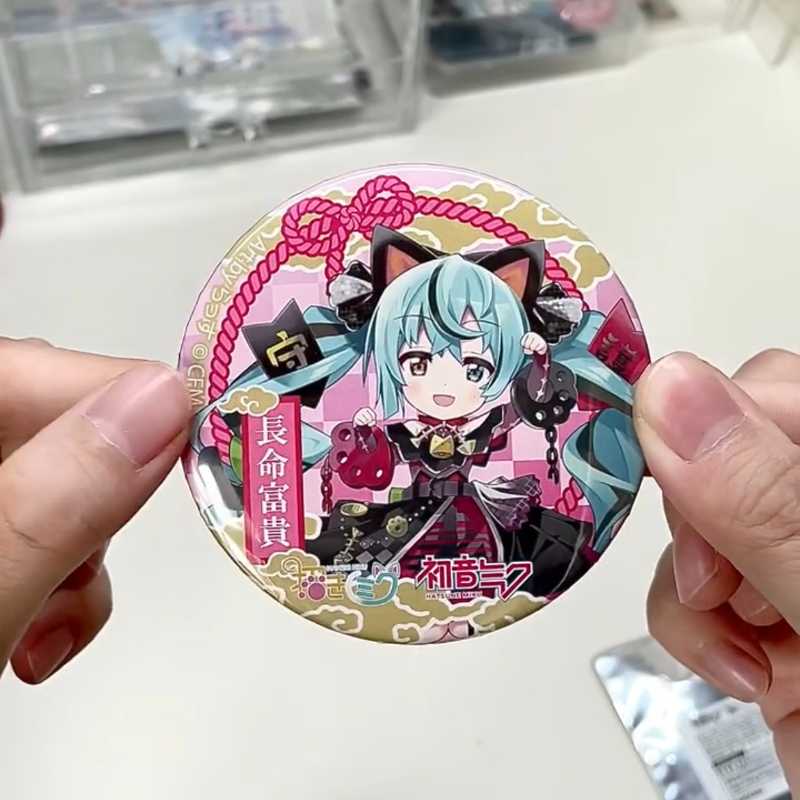 Hatsune Miku Lucky Cat Pin – Cute Chibi Miku Badge, Anime Collectible Keychain Gift