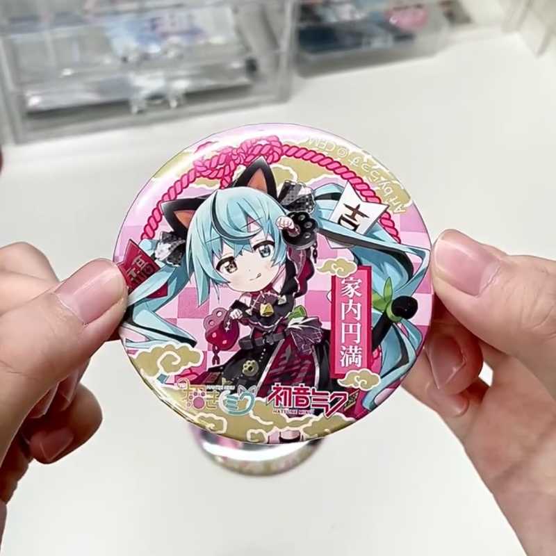 Hatsune Miku Lucky Cat Pin – Cute Chibi Miku Badge, Anime Collectible Keychain Gift