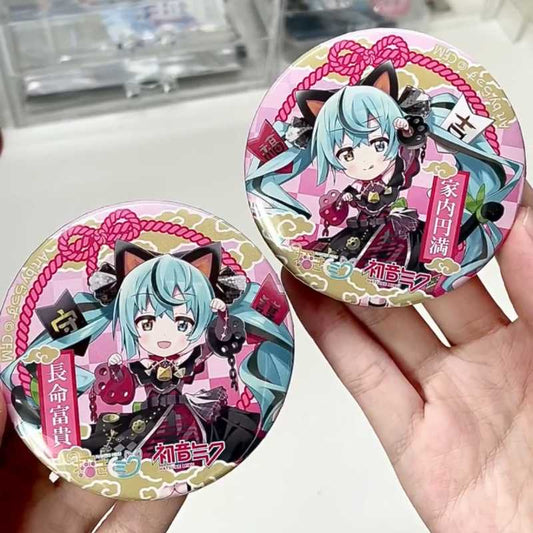 Hatsune Miku Lucky Cat Pin – Cute Chibi Miku Badge, Anime Collectible Keychain Gift