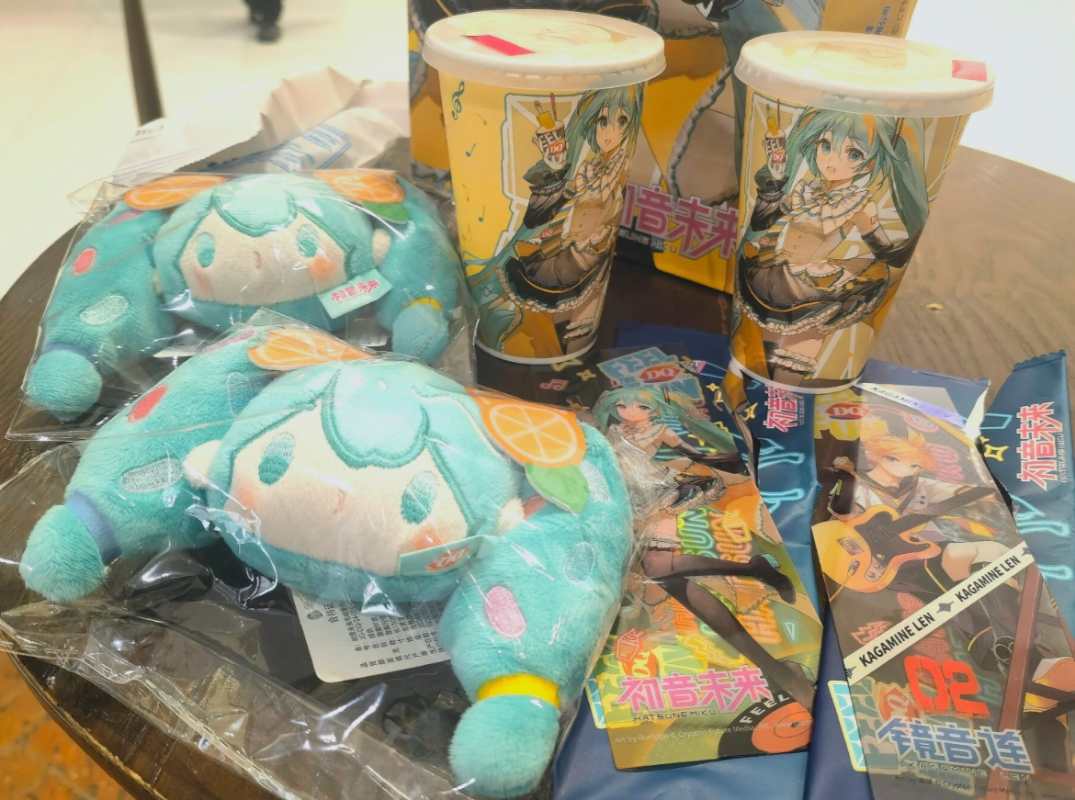 DQ x Hatsune Miku Official |Limited Edition Plush Keychain & Anime Backpack