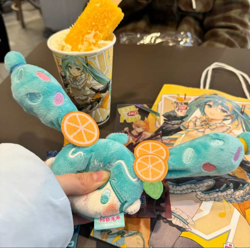 DQ x Hatsune Miku Official Collaboration Merchandise Set – Plush Doll, Backpack, Keychain, Gift Bag & Collectible Cards