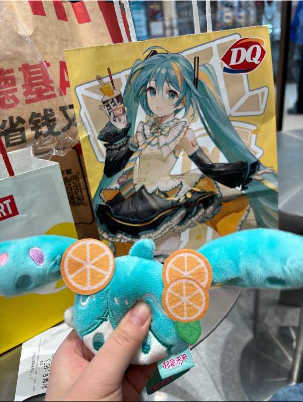 DQ x Hatsune Miku Official Collaboration Merchandise Set – Plush Doll, Backpack, Keychain, Gift Bag & Collectible Cards